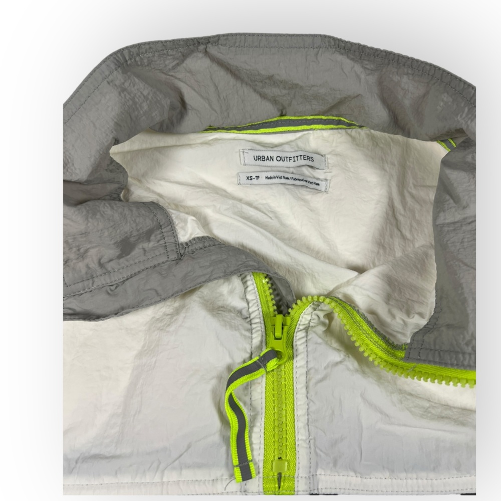 SALE 🍒 Urban Outfitters Cinched 90’s Style Popover Windbreaker - Picture 4 of 6